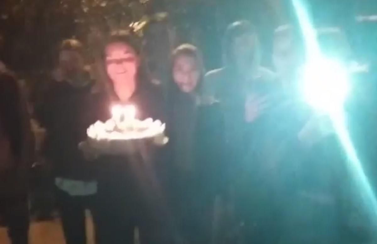 В Ровно школьники в полночь поздравляли учителя с днем рождения: соседи вызвали полицию – видео
