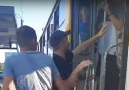 В Одесі у трамваї неадекватні пасажири побили пенсіонерку: водій викинув їх зі салону – відео