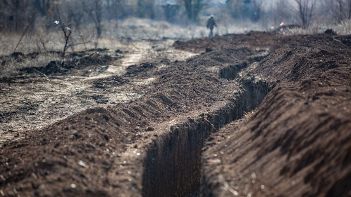 Оккупанты на Донбассе нарушили договоренности: боевики копают траншеи