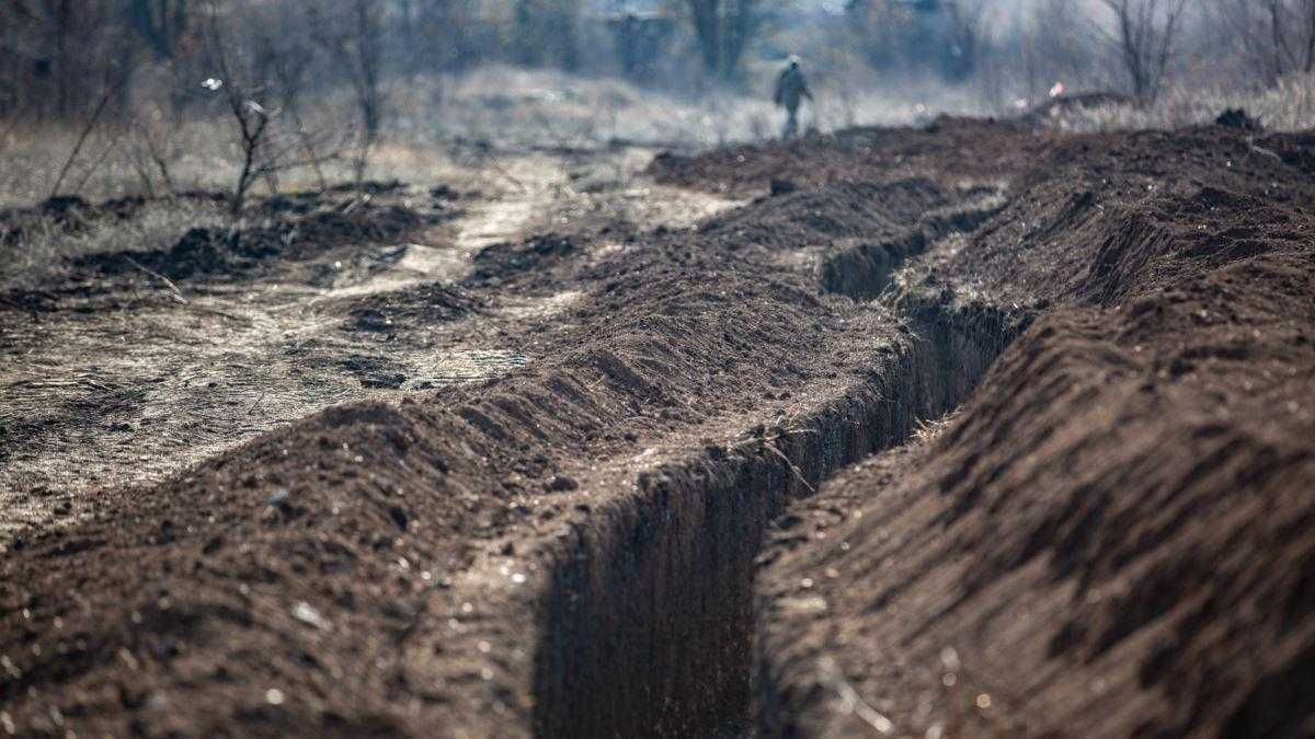 Не стреляют, но копают траншеи: оккупанты нарушают минские договоренности