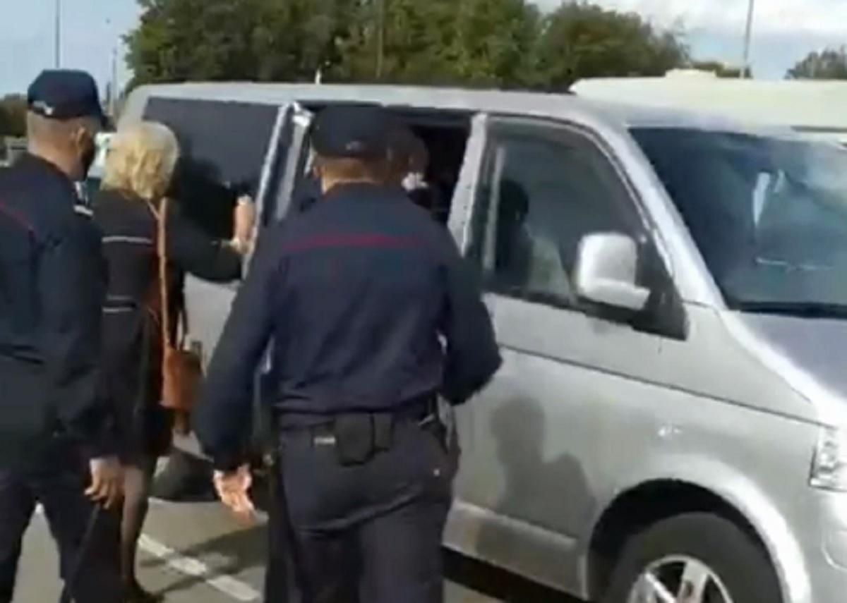 У Білоруському Жодіно силовик вдарив жінку: відео У Білоруському Жодіно силовик вдарив жінку: відео