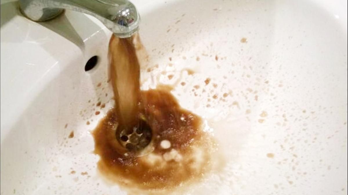 У Сімферополі з кранів пішла вода з нечистотами У Сімферополі з кранів пішла вода з нечистотами