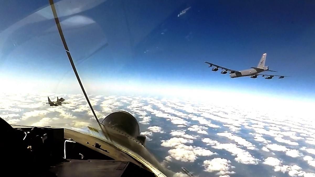 Американські бомбардувальники В-52 знову в українському небі: фото