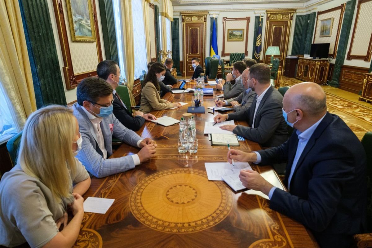 Кабмин хочет чтобы маски в школы закупали за средства местных бюджетов Кабмин хочет чтобы маски в школы закупали за средства местных бюджетов