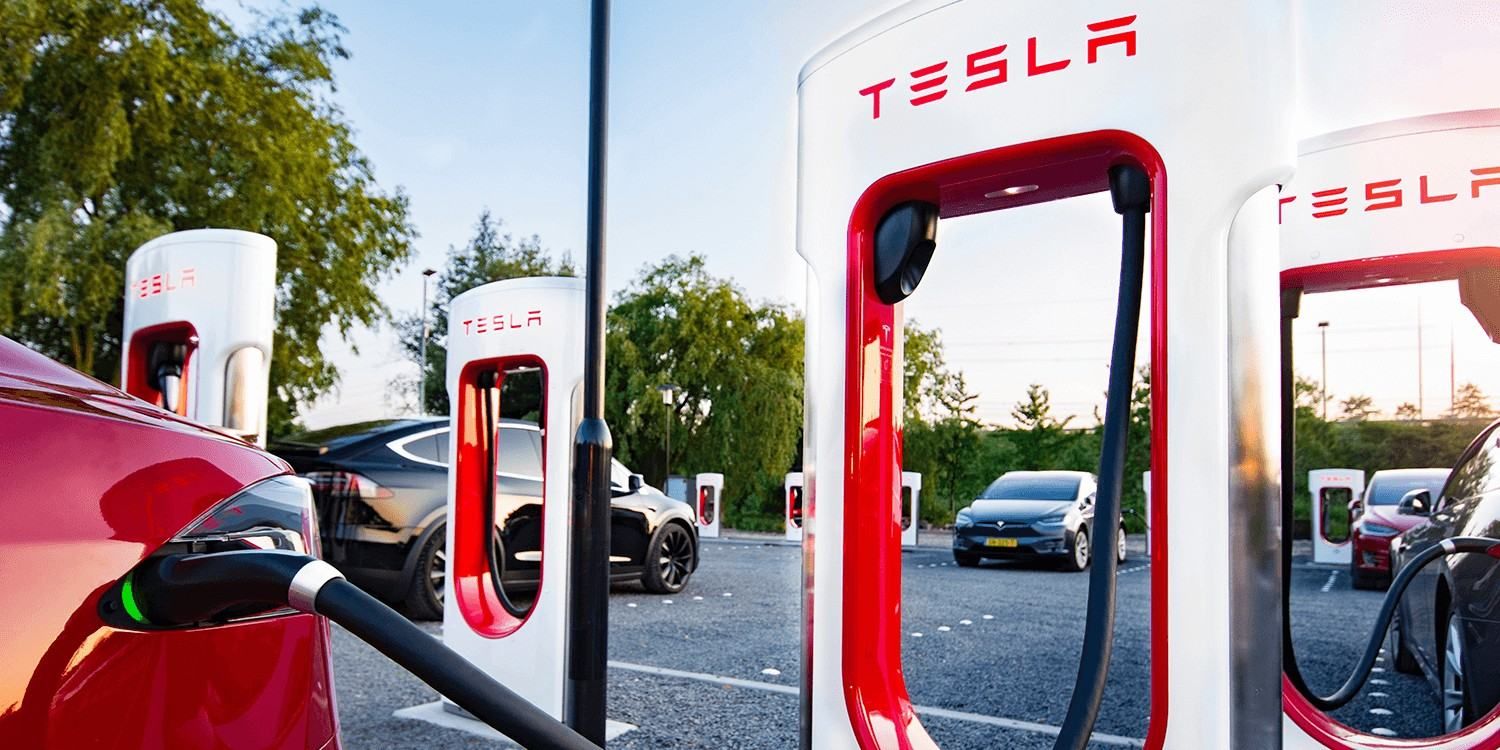 Tesla бесплатно заряжает электромобили других производителей из-за ошибки