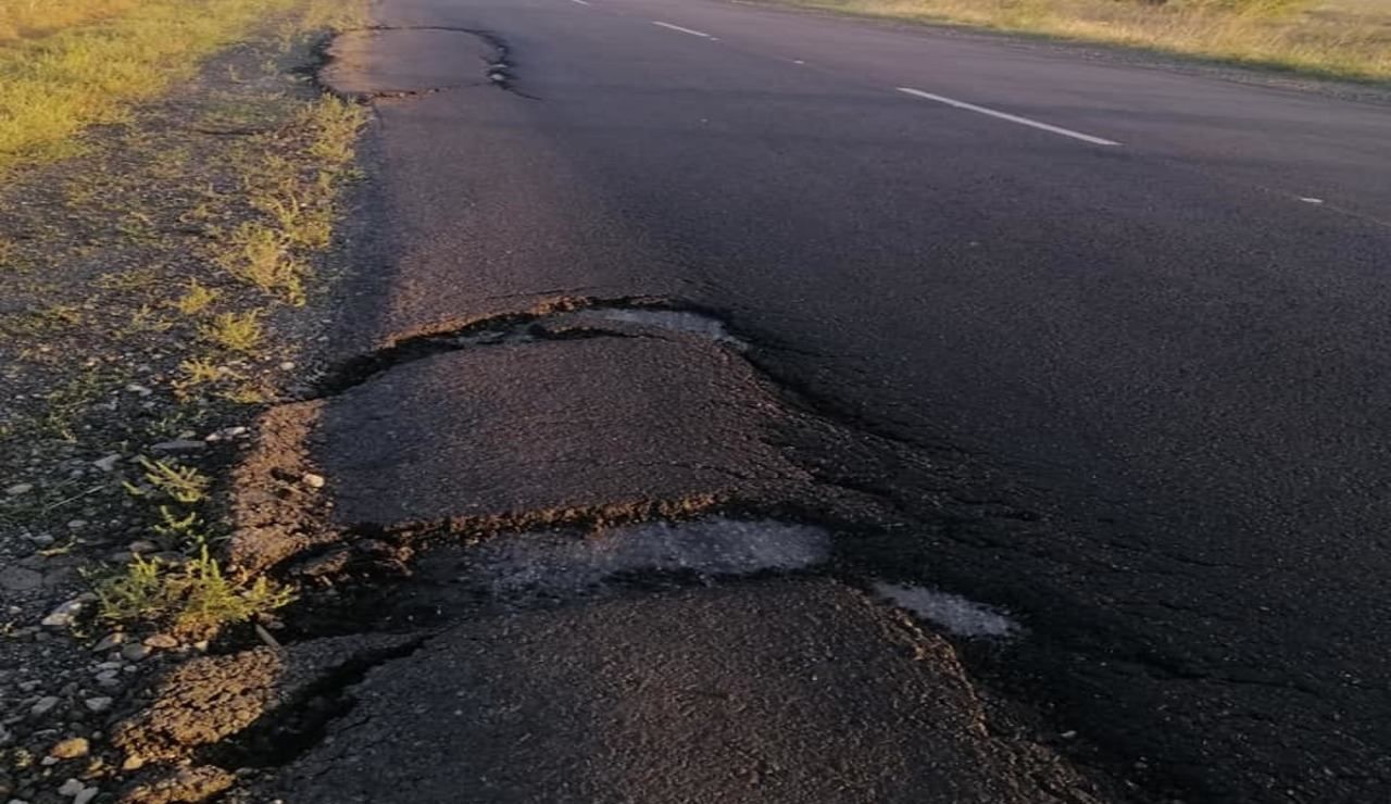 Під Запоріжжям тріснула щойно відремонтована дорога: фото