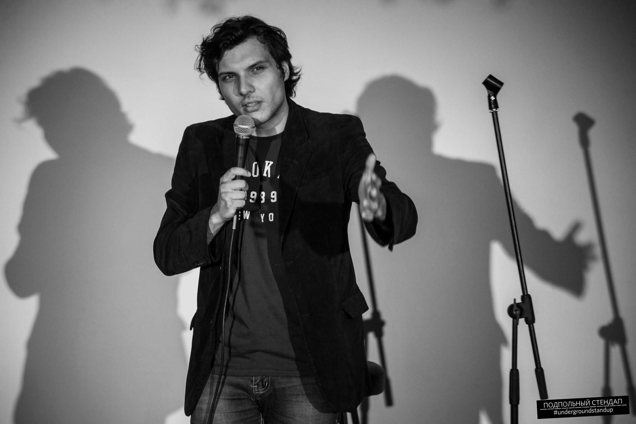 На ведучого Євгена Шатайла напали на концерті й залили в обличчя газ На ведучого Євгена Шатайла напали на концерті й залили в обличчя газ