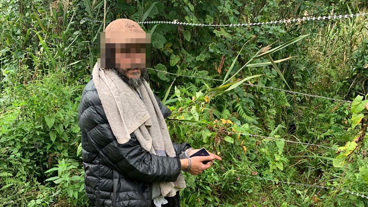 Пробирався болотами: хасида затримали на кордоні з Білоруссю - відео Пробирався болотами: хасида затримали на кордоні з Білоруссю - відео