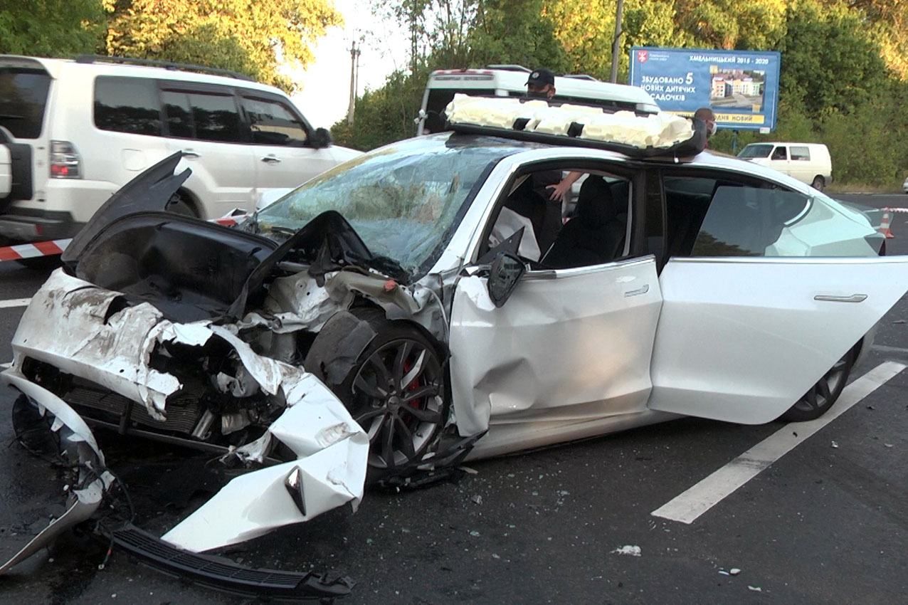 ДТП на Хмельниччині: зіткнулись пасажирський автобус та Tesla – фото ДТП на Хмельниччині: зіткнулись пасажирський автобус та Tesla – фото