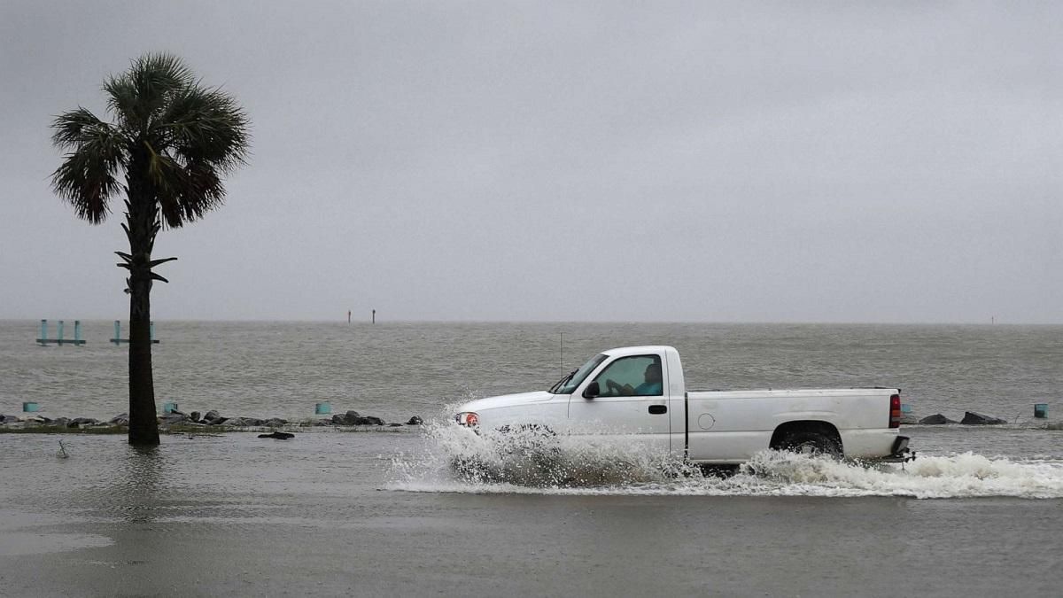 Ураган Саллі накрив узбережжя США: фото й відео потужного шторму