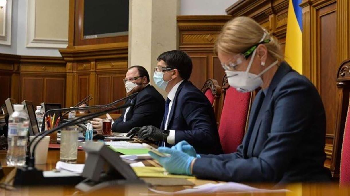 С поправками Зеленского: Рада продлила действие моратория на взыскание долгов