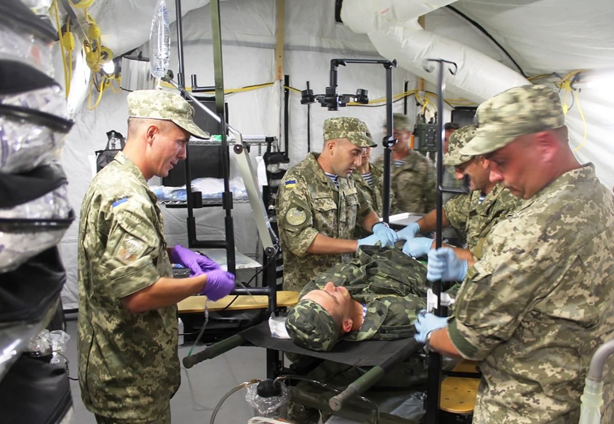 Польовий мобільний шпиталь підготували до другої хвилі пандемії COVID-19: чим він оснащений Польовий мобільний шпиталь підготували до другої хвилі пандемії COVID-19: чим він оснащений