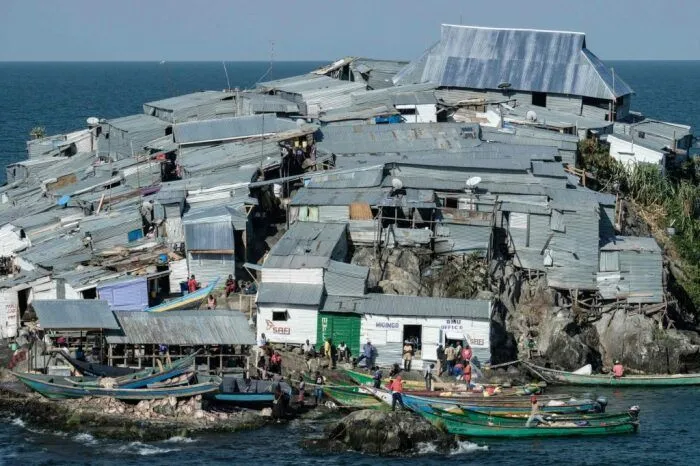 Четыре публичных дома и ни одной больницы: как живут на самом густонаселённом острове мира