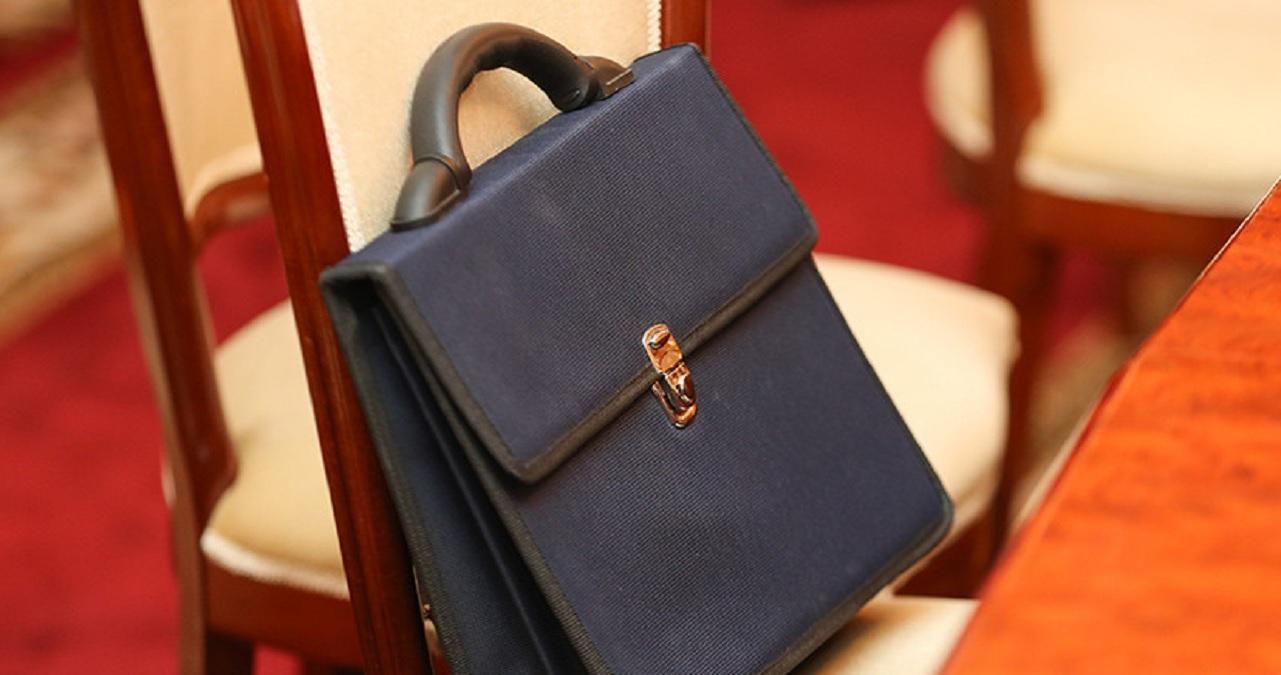 Лукашенко отобрал дипломатические ранги в трех послов Беларуси Лукашенко отобрал дипломатические ранги в трех послов Беларуси