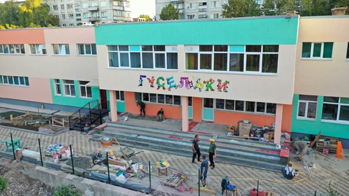 У Донецькій області масово ремонтують садочки, дороги і стадіони У Донецькій області масово ремонтують садочки, дороги і стадіони