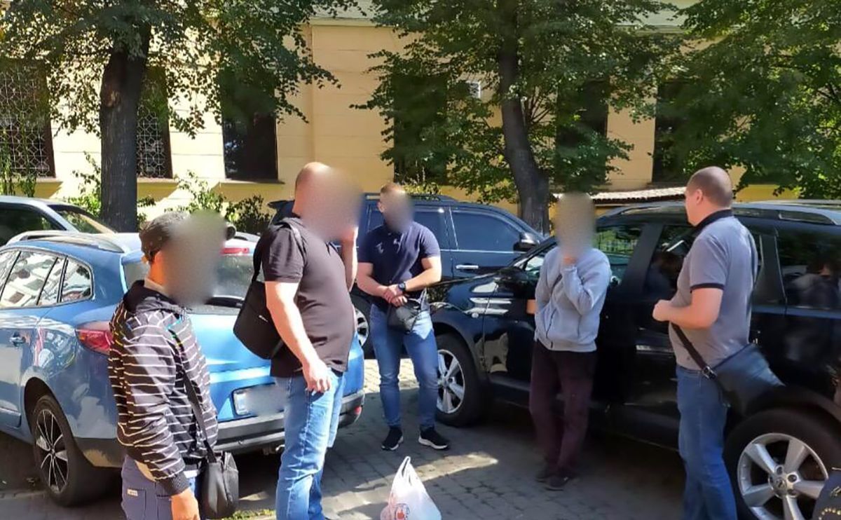 Чоловік змушував жебракувати хлопця з інвалідністю та забирав гроші: деталі інциденту та фото Чоловік змушував жебракувати хлопця з інвалідністю та забирав гроші: деталі інциденту та фото