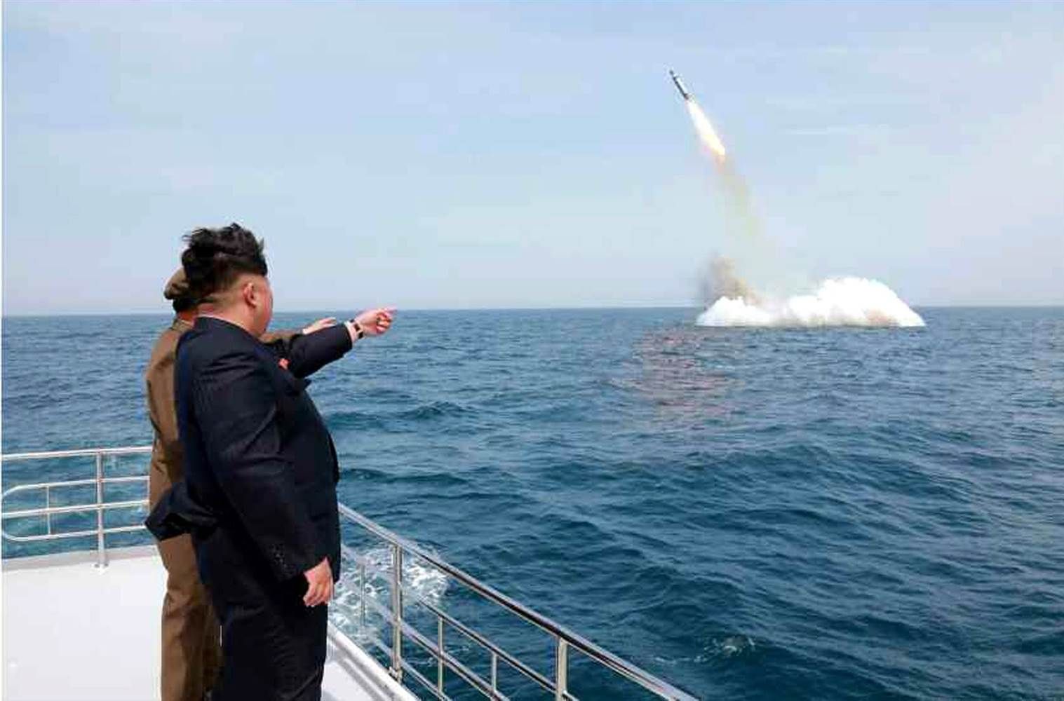 Ким Чен Ын наблюдает за ракетным тестом