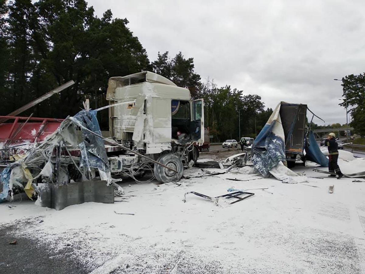 Две фуры столкнулись с микроавтобусом вблизи Белой Церкви, перекрыли движение: фото Две фуры столкнулись с микроавтобусом вблизи Белой Церкви, перекрыли движение: фото