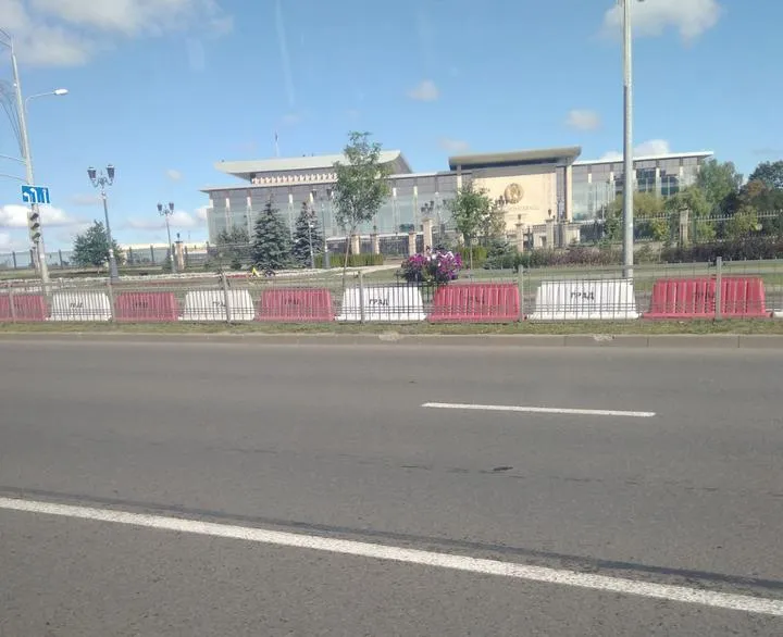 Люди на даху палацу Незалежності у Мінську Люди на даху палацу Незалежності у Мінську