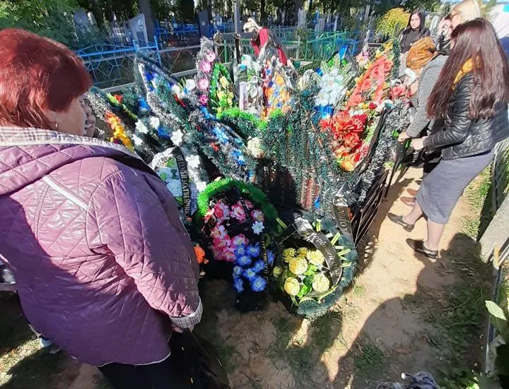 Люди зібрались біля могили Вихора під Гомелем Люди зібрались біля могили Вихора під Гомелем