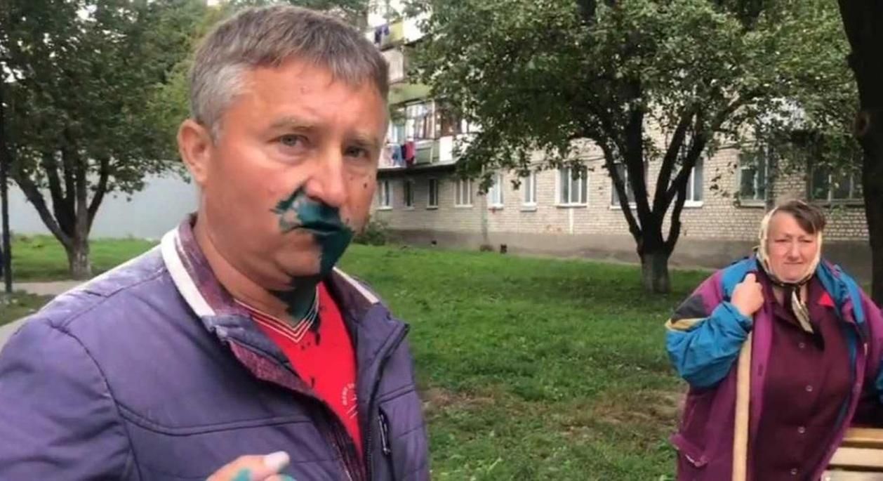 Депутата Оппоблока Тычину в Житомире облили зеленкой: видео