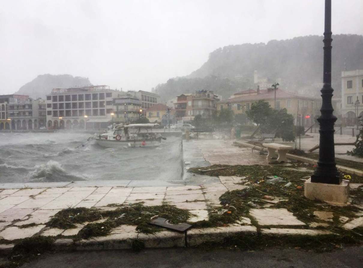Шторм Янос в Греції: фото, відео стихійного лиха