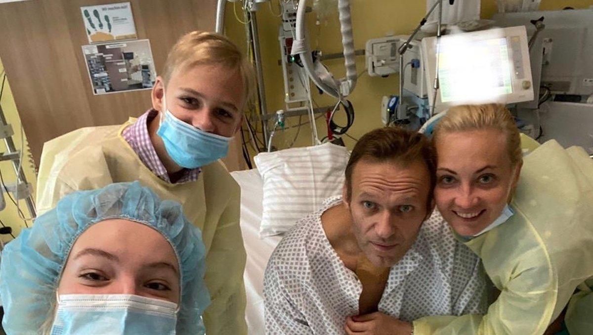 У Навального розповіли про стан політика і пляшку зі слідами Новачка У Навального розповіли про стан політика і пляшку зі слідами Новачка