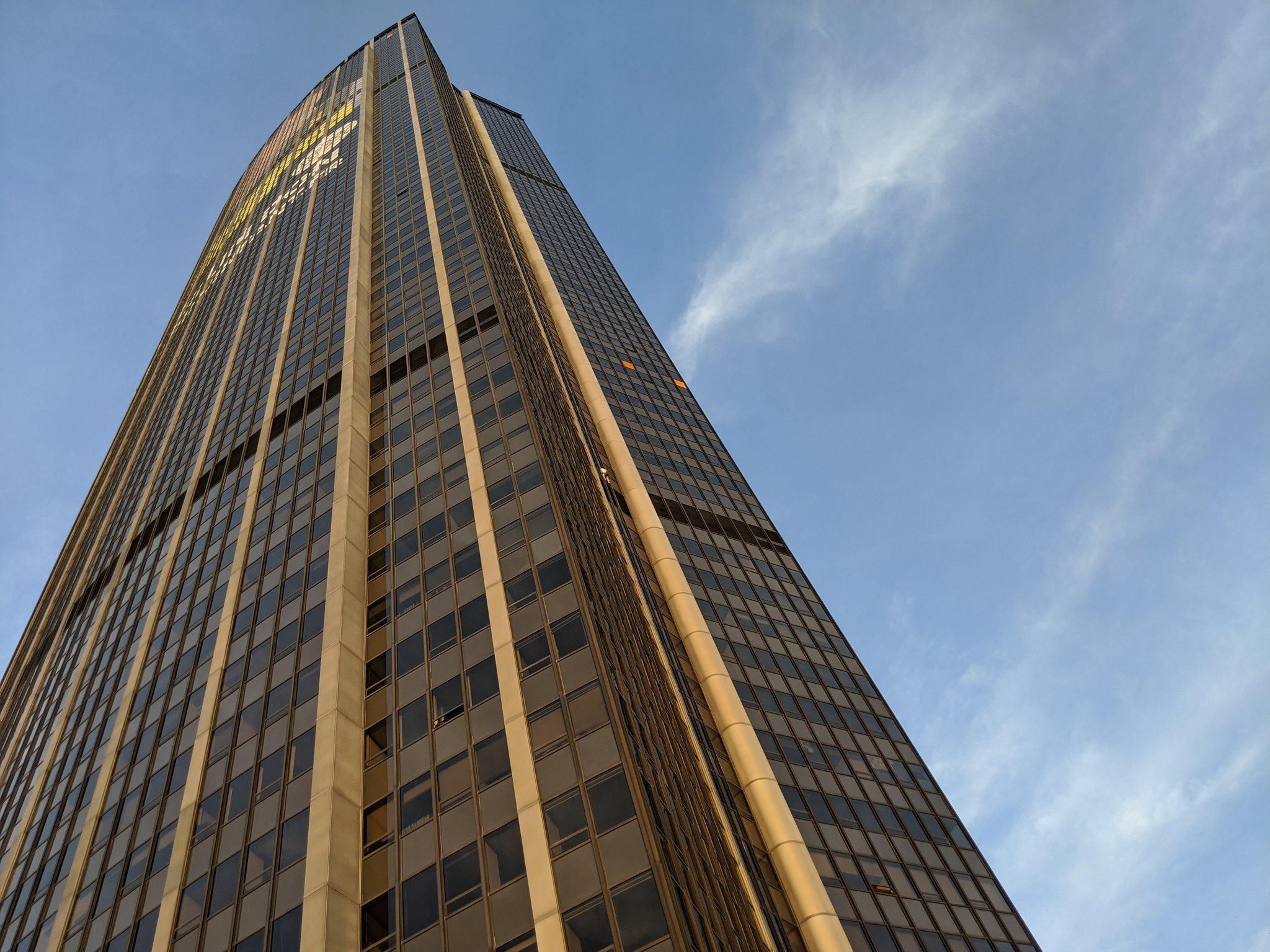 В Париже мужчина пытался забраться на самый высокий небоскреб В Париже мужчина пытался забраться на самый высокий небоскреб