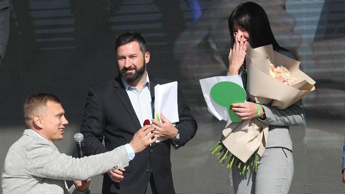 Кандидат в депутаты от "Слуги народа" сделал предложение руки и сердца прямо во время съезда