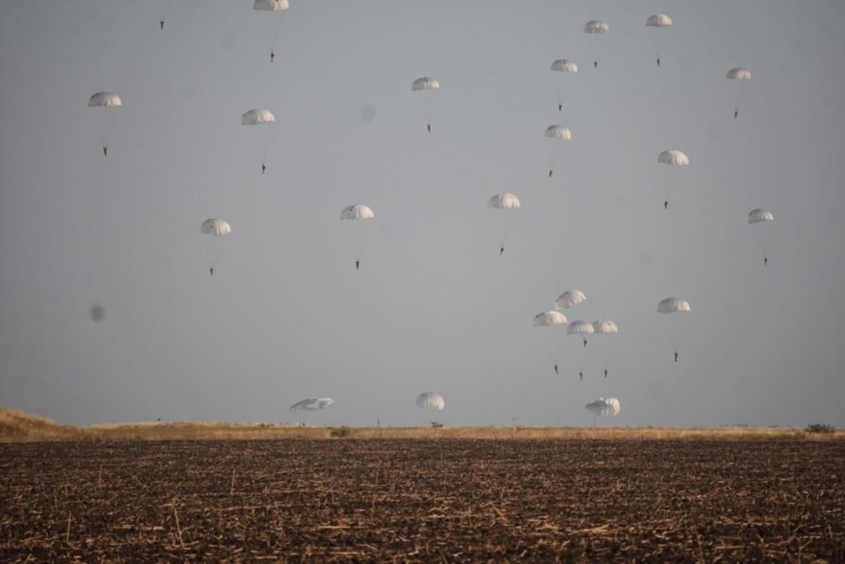 Сотни парашютистов приземлились на Николаевщине: видео