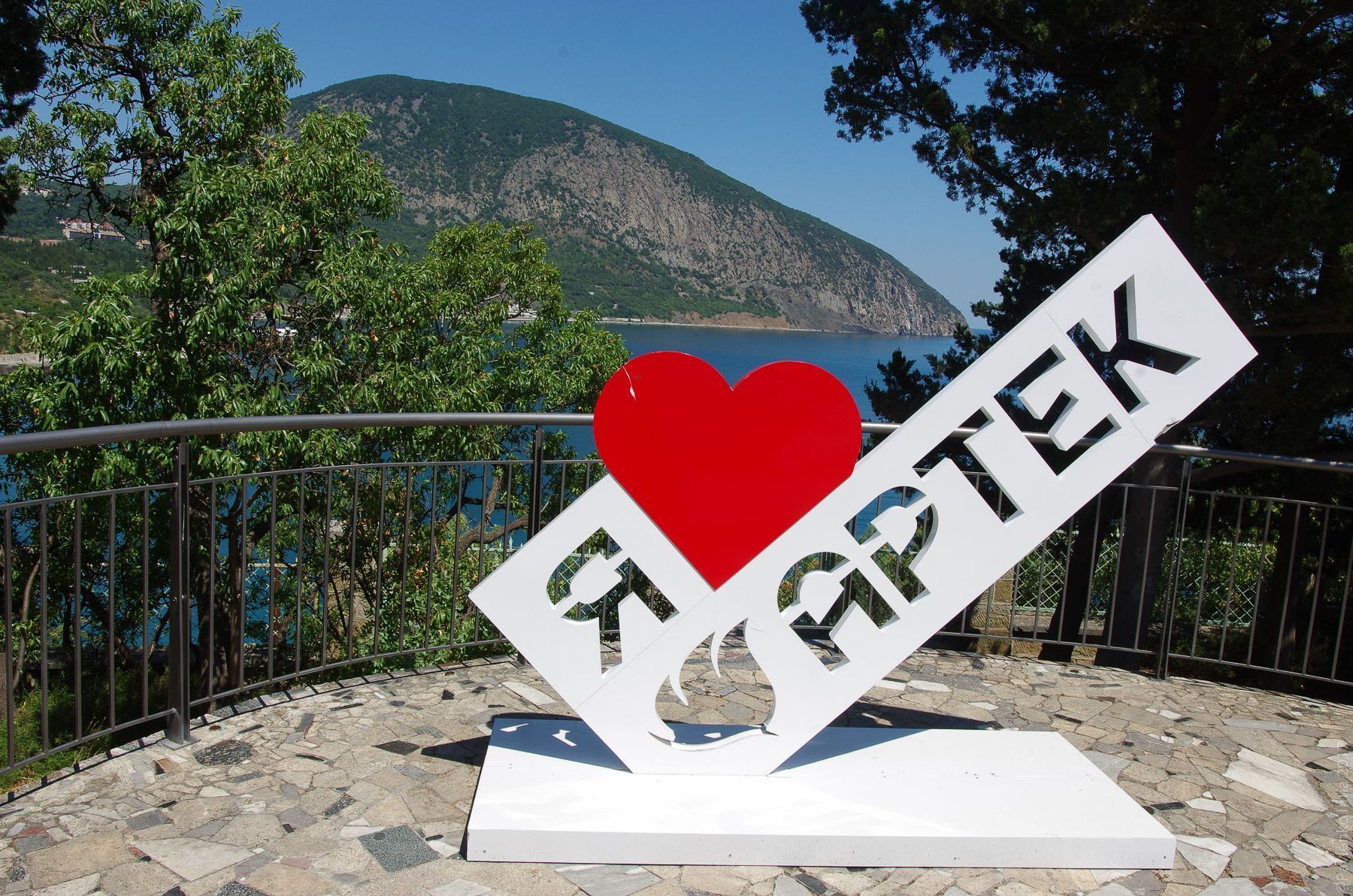 Захворіли понад 20 вчителів: у таборі "Артек" в окупованому Криму – спалах коронавірусу Захворіли понад 20 вчителів: у таборі "Артек" в окупованому Криму – спалах коронавірусу