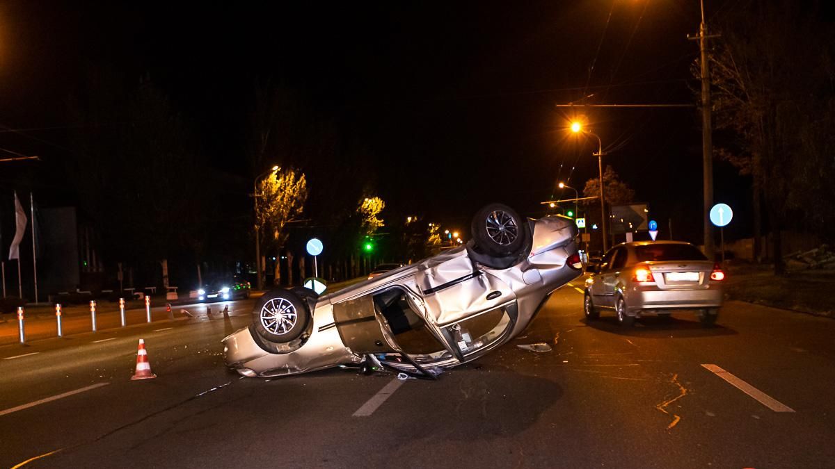 Через відкритий люк на дорозі у Дніпрі розбились 4 авто: фото, відео Через відкритий люк на дорозі у Дніпрі розбились 4 авто: фото, відео