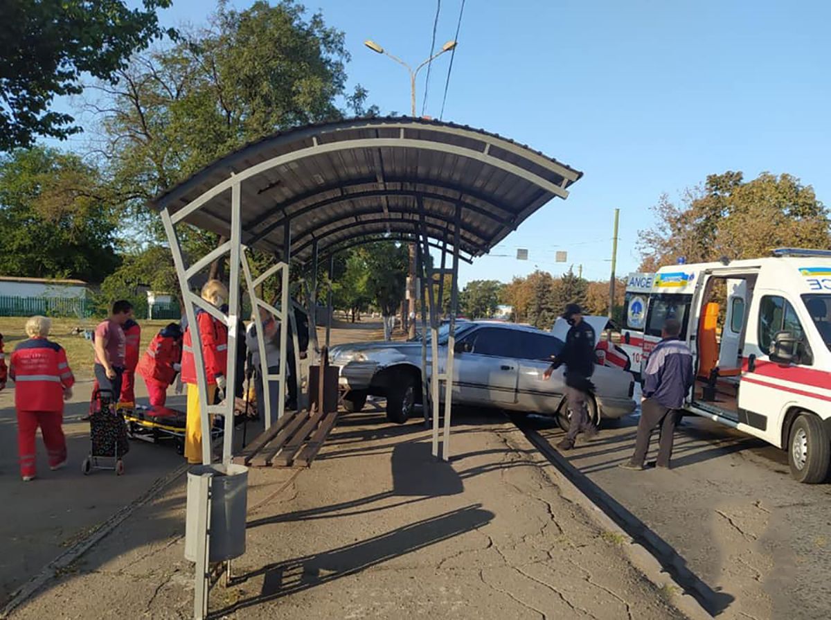 У Маріуполі машина врізалась в зупинку, на якій стояли люди: деталі інциденту, фото