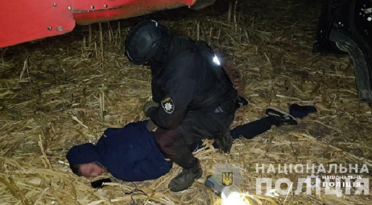 На Черкащині озброєні до зубів "фермери" збирали чужий урожай, без спецпризначенців не обійшлося На Черкащині озброєні до зубів "фермери" збирали чужий урожай, без спецпризначенців не обійшлося