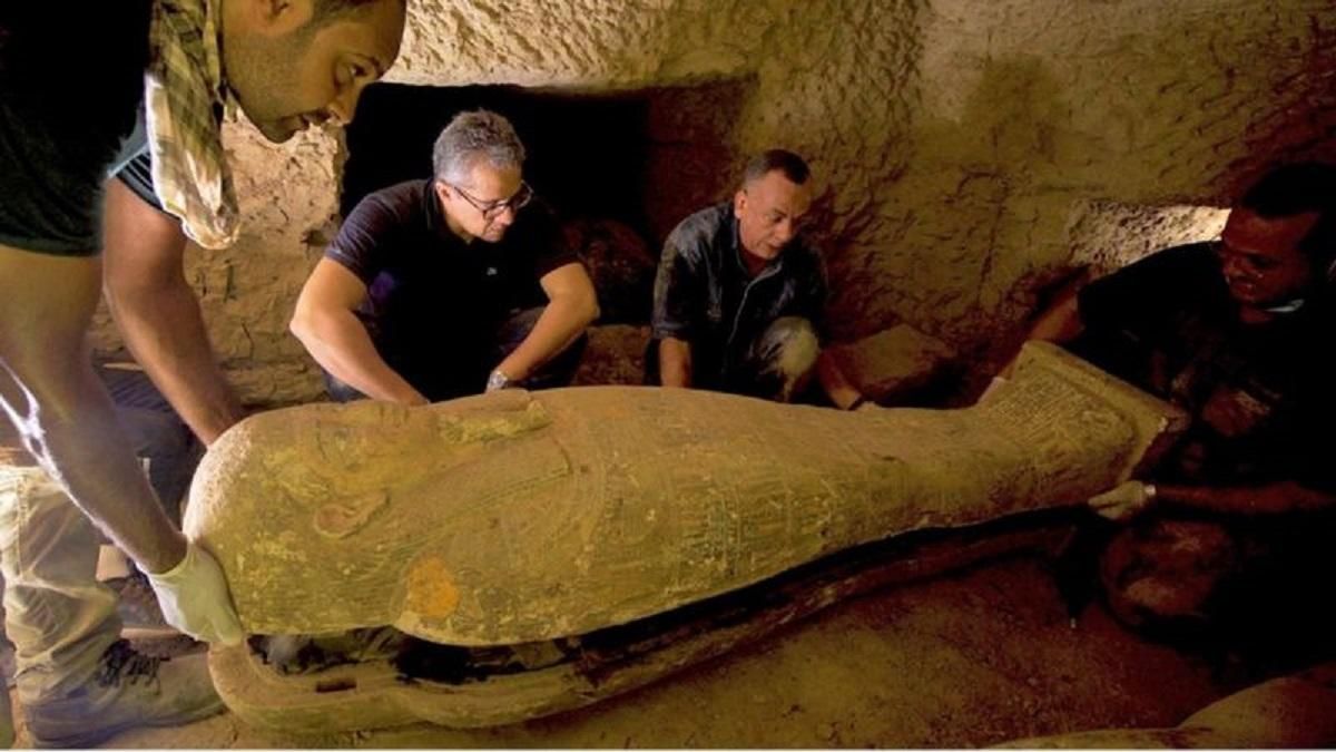 В Єгипті знайшли 27 недоторканих саркофагів, яким 2,5 тисячі років: фото