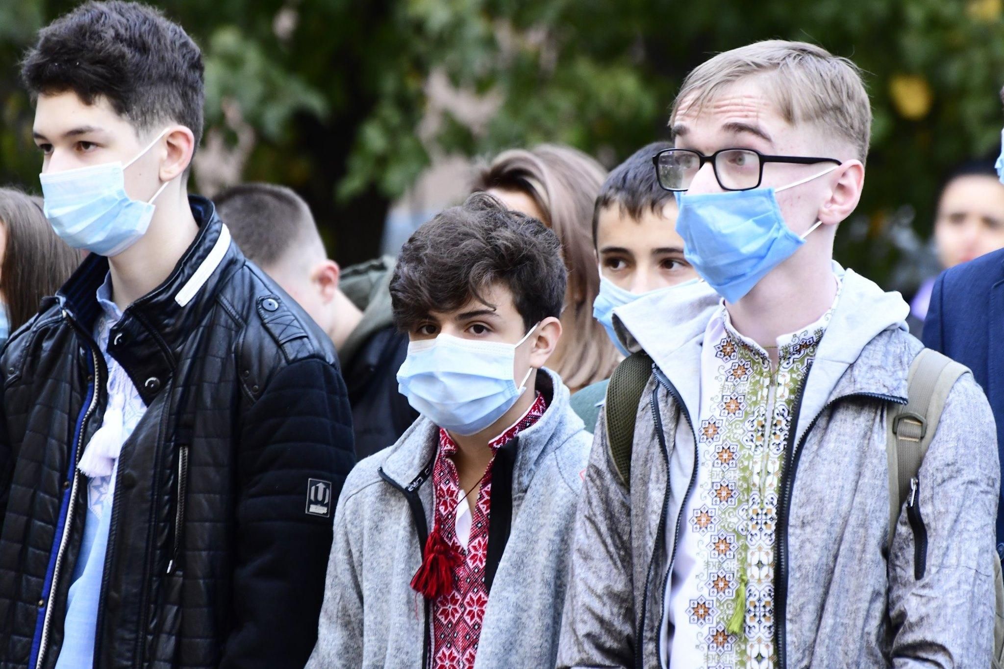 В Івано-Франківську учні нарешті пішли до школи після канікул: фото