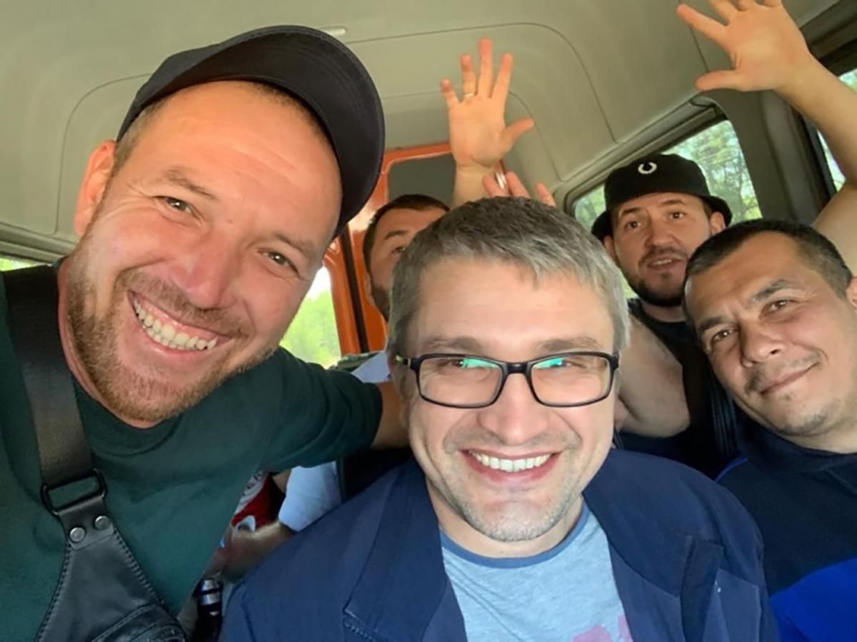 Кримський політв'язень Мемедемінов вийшов на волю: його зустріли друзі та дипломати – фото