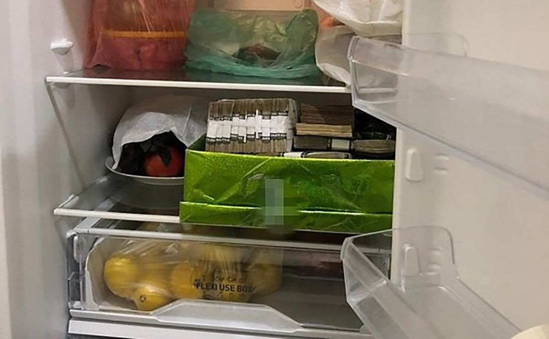 Мільйони з лимонами: посадовці Укрзалізниці ховали вкрадені гроші в холодильнику – фото