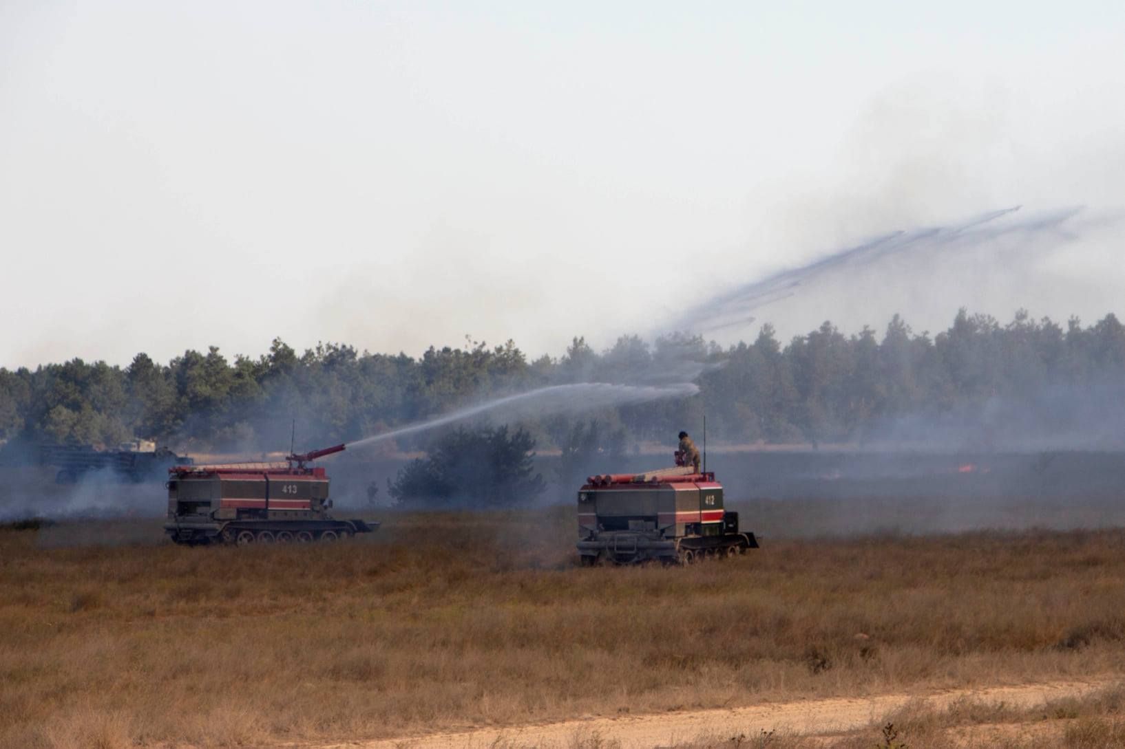 Во время военных учений на юге Украины загорелся полигон: фото, что известно