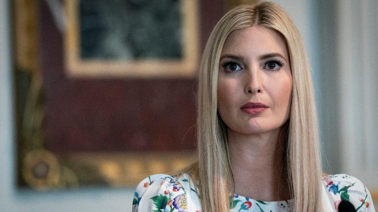 У спідниці та блузці: Іванка Трамп продемонструвала елегантний образ – фото