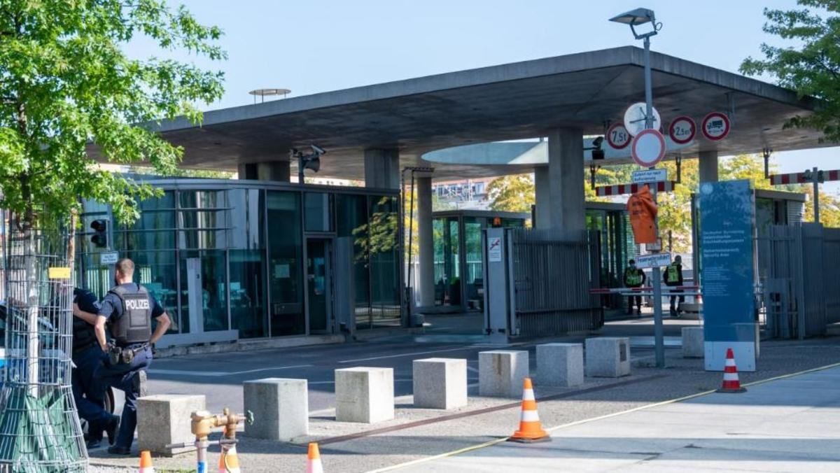 В Бундестаг прислали подозрительную посылку, на месте работают саперы В Бундестаг прислали подозрительную посылку, на месте работают саперы