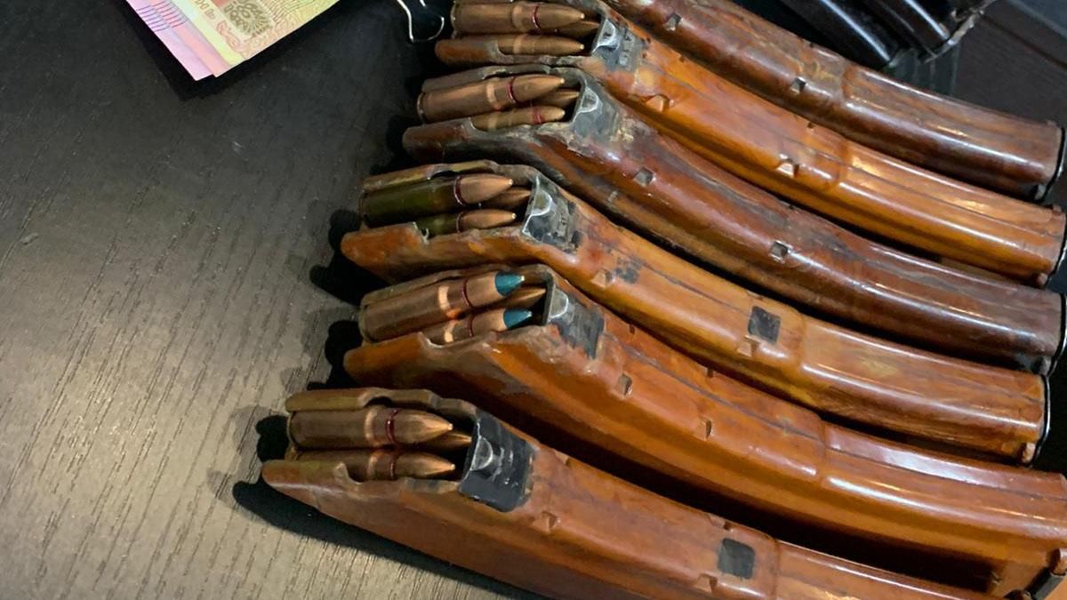 У головного патрульного Донеччини знайшли склад боєприпасів: фото У головного патрульного Донеччини знайшли склад боєприпасів: фото