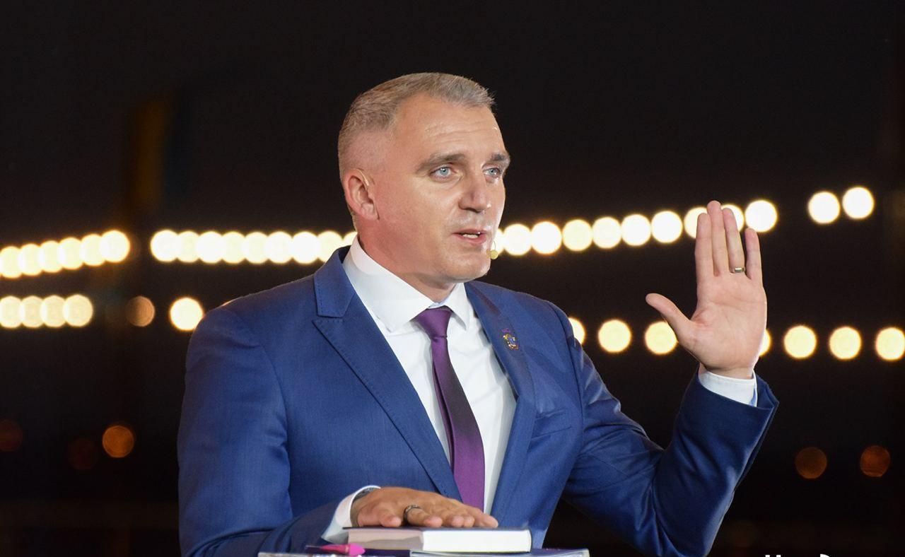 Мер Миколаєва поклявся на Біблії, що не заробляє на гранітній бруківці Мер Миколаєва поклявся на Біблії, що не заробляє на гранітній бруківці