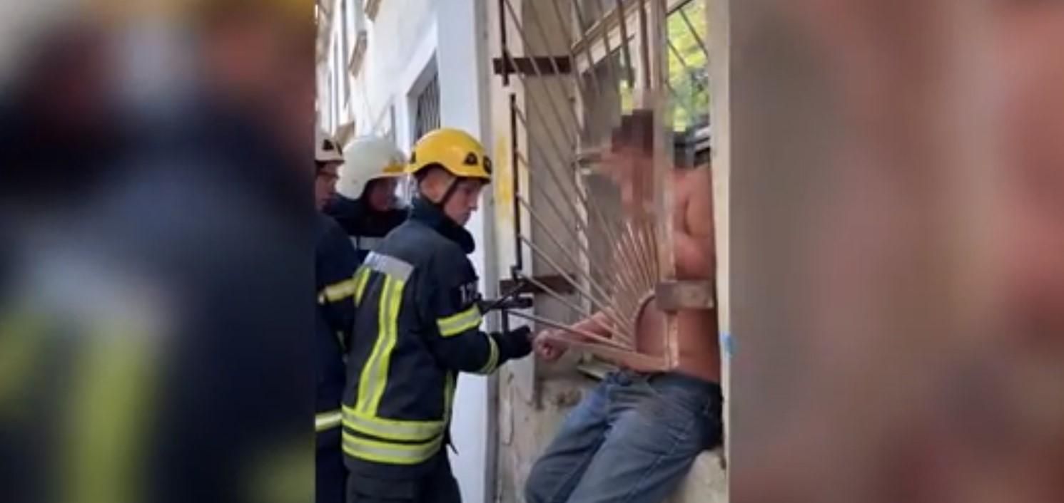 Епічна невдача: чоловік застряг у решітці вікна, бо протяг закрив двері до його квартири – відео - 22 сентября 2020 - 24 Канал Епічна невдача: чоловік застряг у решітці вікна, бо протяг закрив двері до його квартири – відео - 22 сентября 2020 - 24 Канал