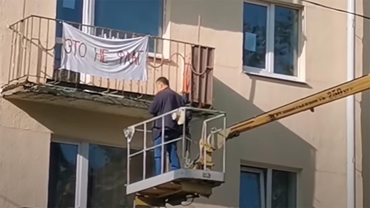 В Минске с балкона сорвали ткань с надписью это не флаг: видео