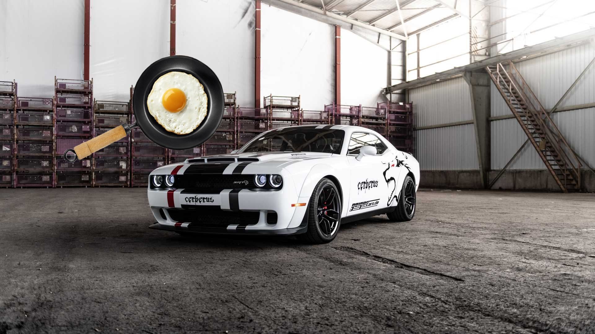 Блогер приготував яєчню на двигуні спорткара Dodge Challenger – відео
