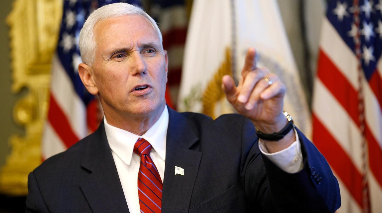 Самолет Майком Пенсом вынужденно сел из-за столкновения с птицей Самолет Майком Пенсом вынужденно сел из-за столкновения с птицей