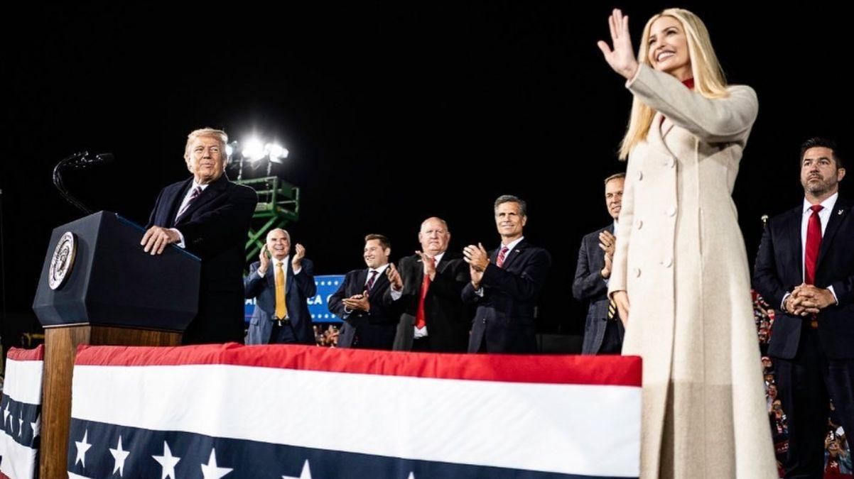В светлом пальто и красном платье: Иванка Трамп продемонстрировала безупречный осенний образ