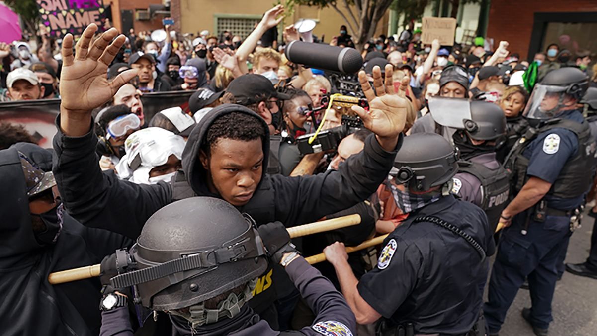 Black Lives Matter протесты в Луисвилле переросли в стрельбу: ранены полицейские