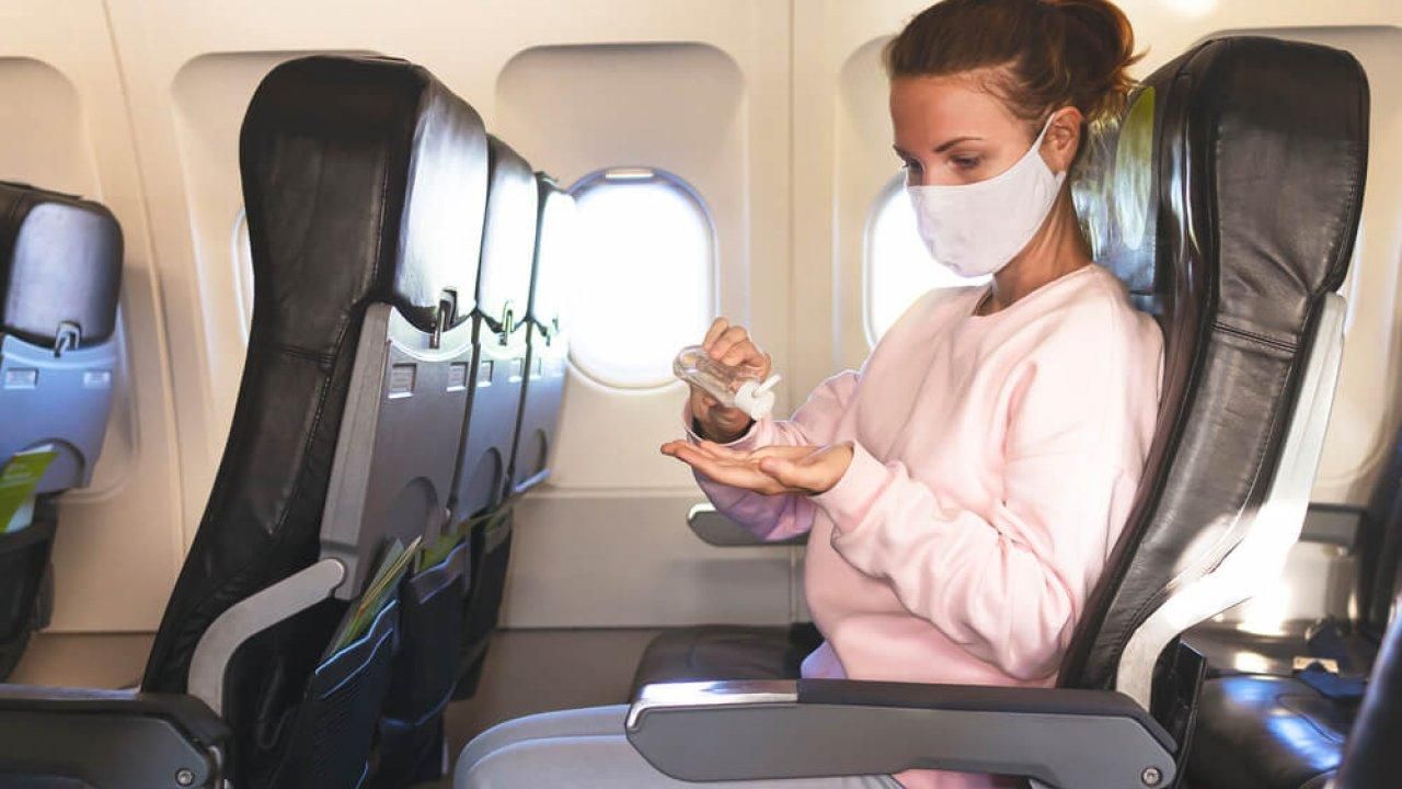 Украинскую семью сняли с самолета, они не хотели одеть маски Украинскую семью сняли с самолета, они не хотели одеть маски